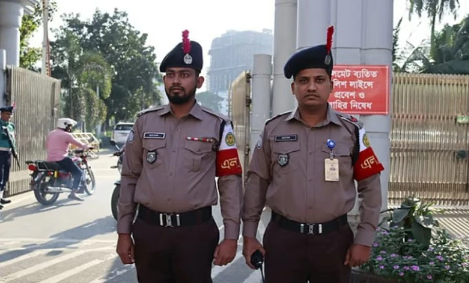 আজ নতুন পোশাকে নেমেছে পুলিশ